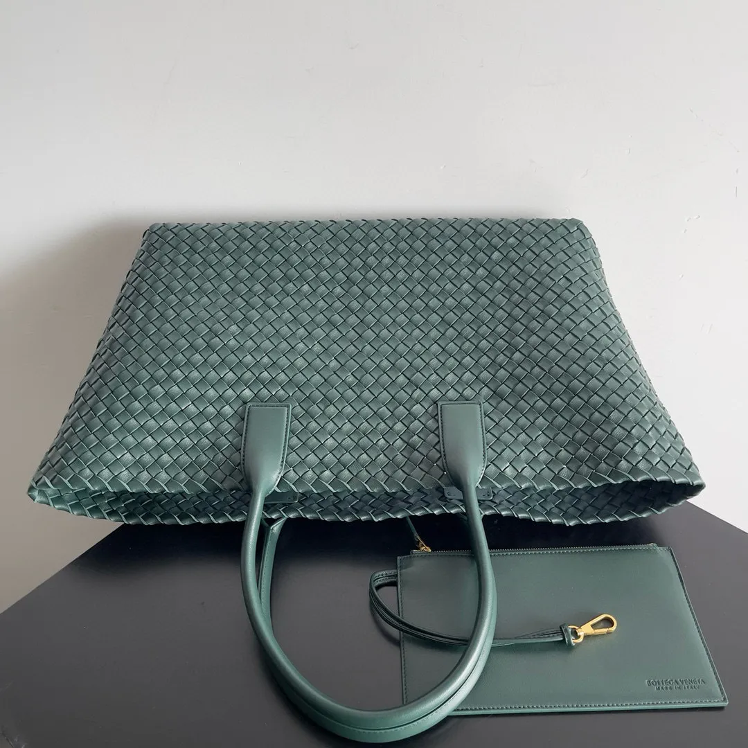 Batch 2860 Classic returns... (large size 51cm) • Cabat, born in 2001, is one of the most iconic styles of the Bottega Veneta workshop. The whole bag is made of top-grade imported lambskin. There is no exposed logo on the whole bag, but with the classic wide woven elements, you can tell who it belongs to at a glance! Can be carried on one shoulder, very practical! Style number: 608811 Size: 51*18*28
